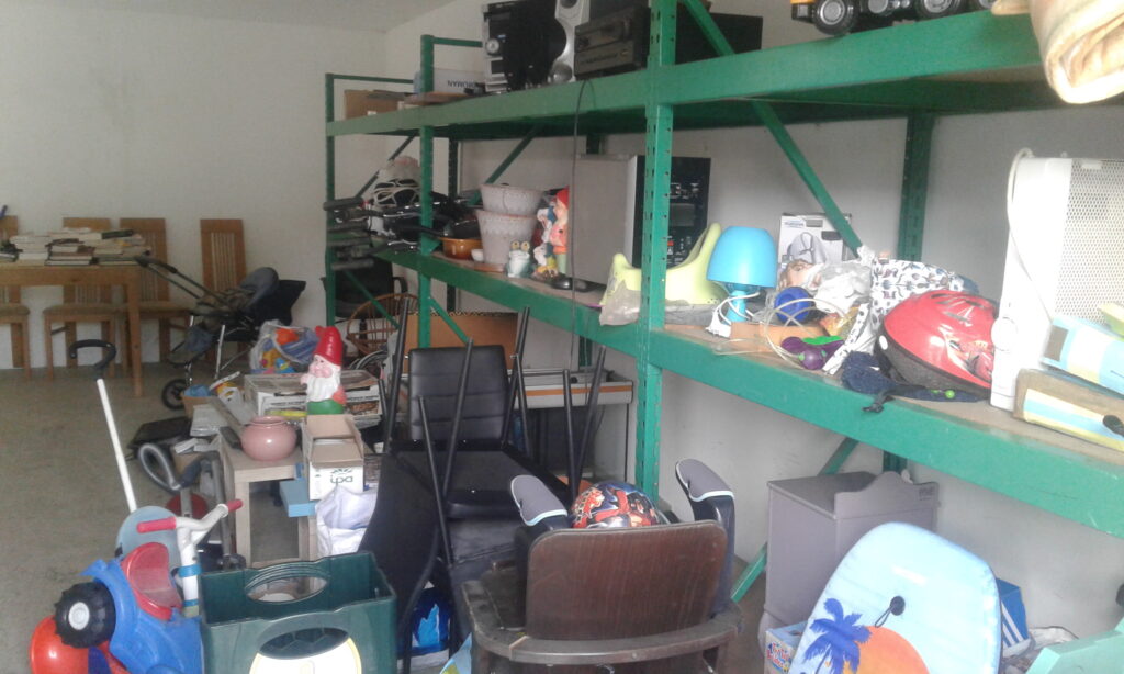 Intérieur d'un point réemploi en déchèterie.